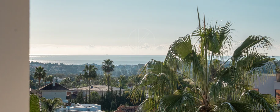 Renovated 3 Bedroom Apartment with sea & mountain views in Nueva Andalucía
