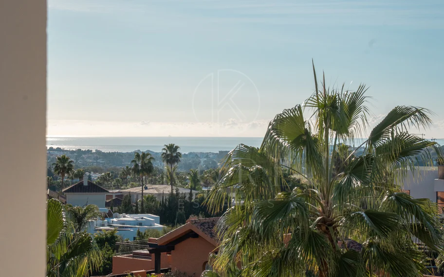 Renovated 3 Bedroom Apartment with sea & mountain views in Nueva Andalucía