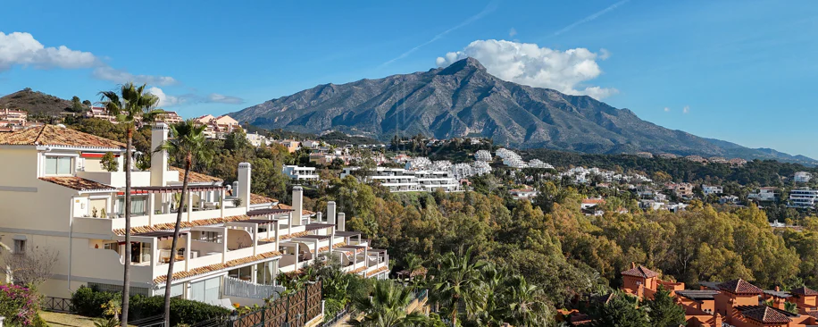 Renovated 3 Bedroom Apartment with sea & mountain views in Nueva Andalucía