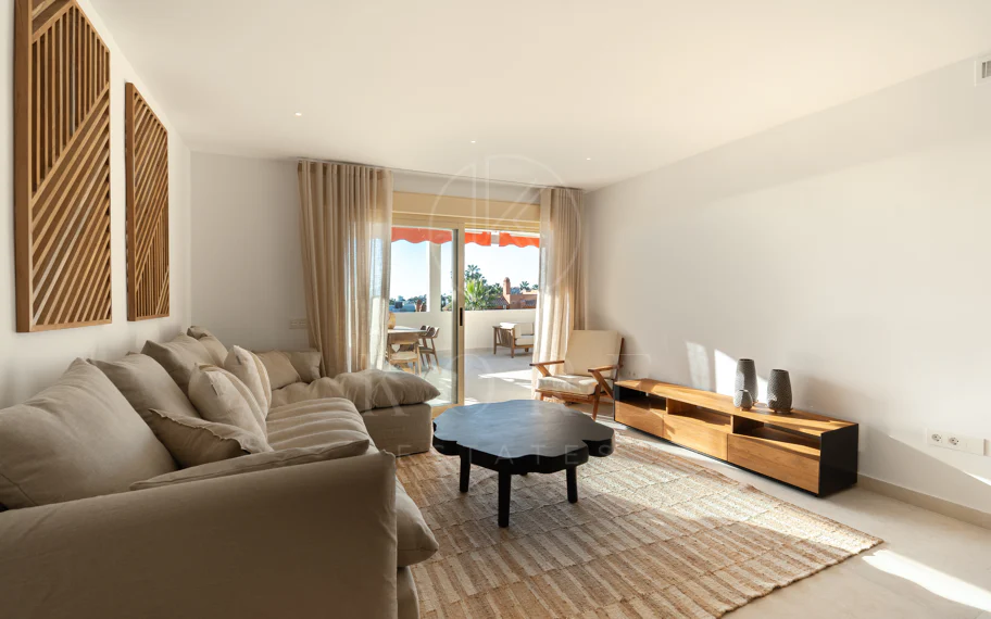 Renovated 3 Bedroom Apartment with sea & mountain views in Nueva Andalucía