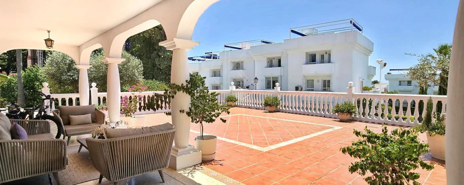 Villa for sale in Paraiso Barronal, Estepona East