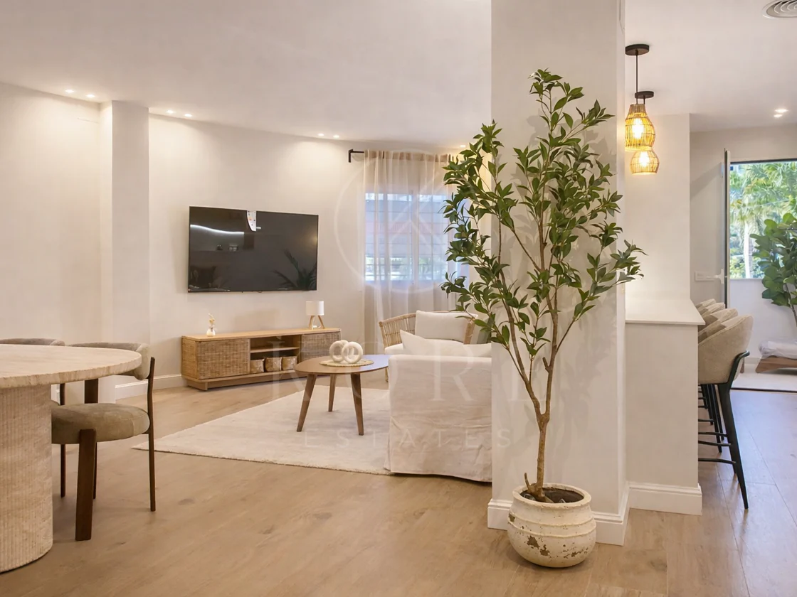 Apartamento de 3 dormitorios totalmente reformado y amueblado - Puerto de Estepona