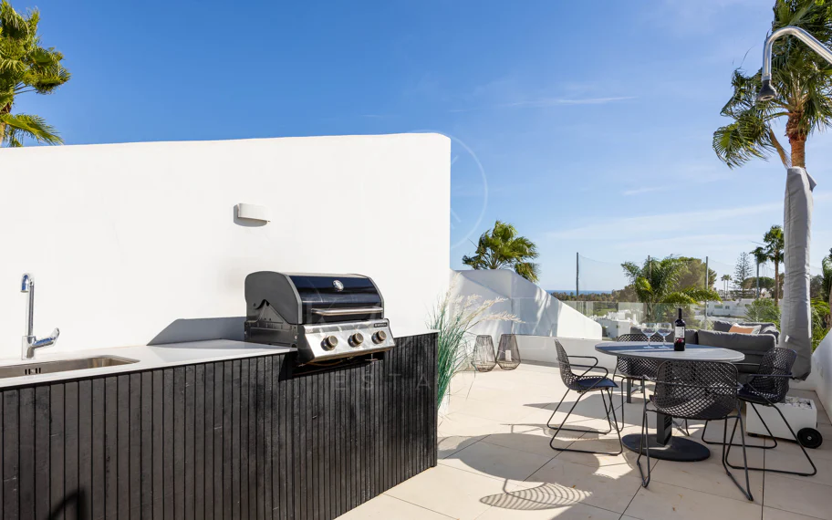 Beautifully Renovated Apartment with Stunning Views in Nueva Andalucía