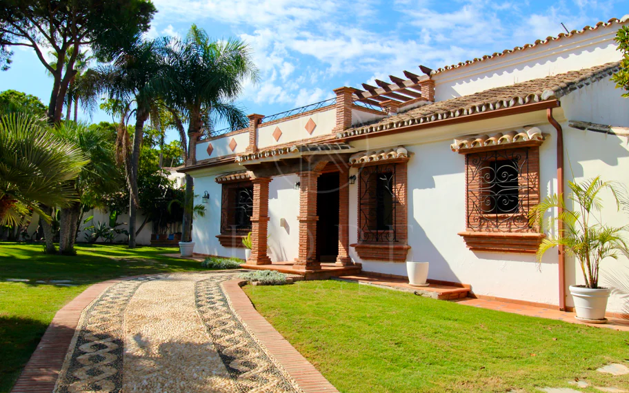 Villa mediterránea con encanto en El Presidente, a pasos de la playa