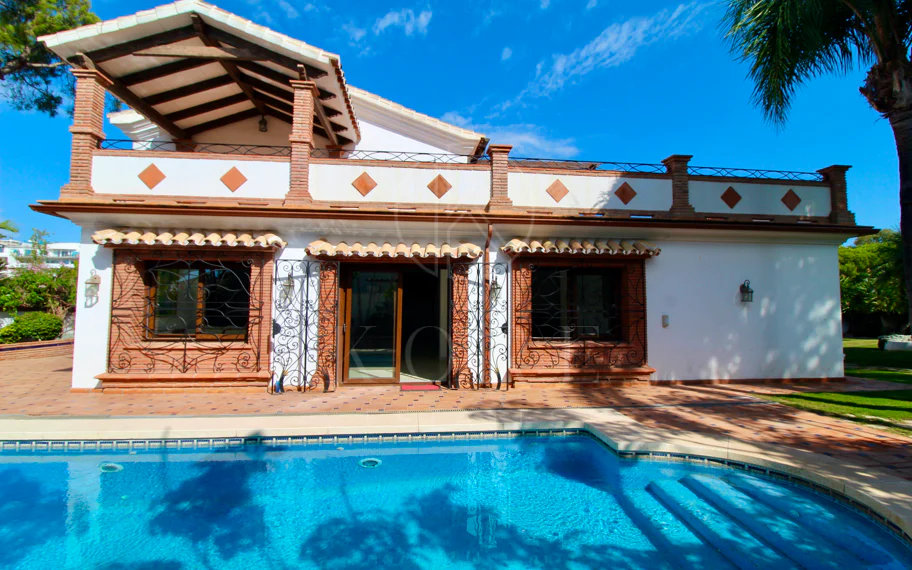 Villa mediterránea con encanto en El Presidente, a pasos de la playa
