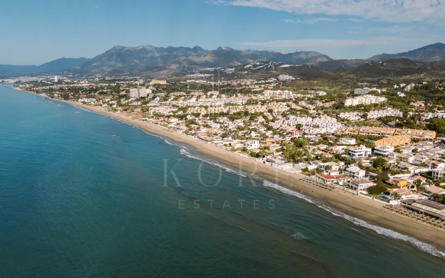 Exclusiva villa en venta en Marbella Este – Urbanización Costabella, segunda línea de playa