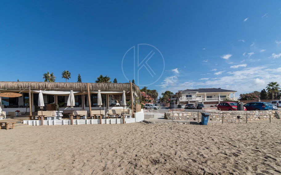 Exclusiva villa en venta en Marbella Este – Urbanización Costabella, segunda línea de playa
