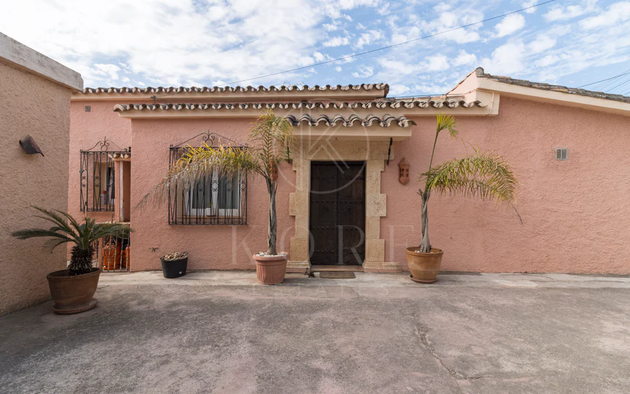 Exclusiva villa en venta en Marbella Este – Urbanización Costabella, segunda línea de playa
