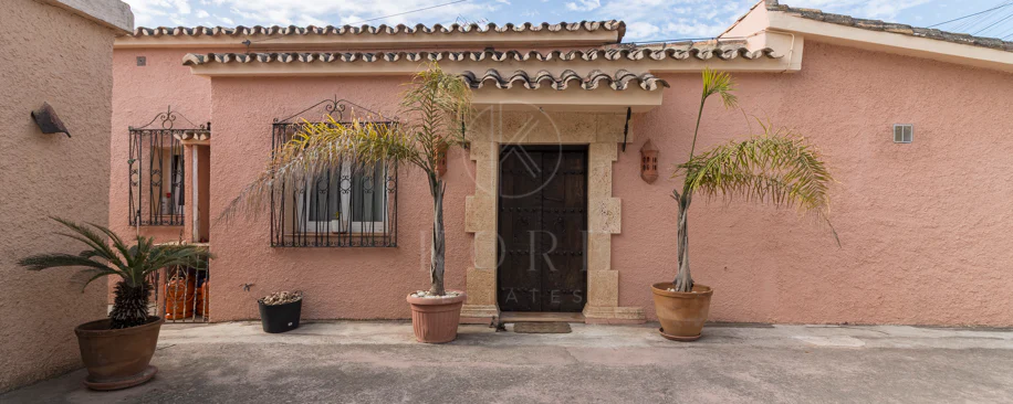 Vilă exclusivistă de vânzare în Marbella Est – Urbanizarea Costa Bella, pe linia a doua față de plajă