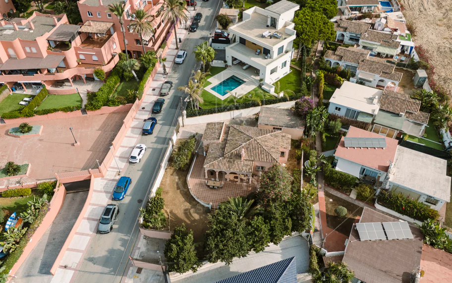 Exclusiva villa en venta en Marbella Este – Urbanización Costabella, segunda línea de playa