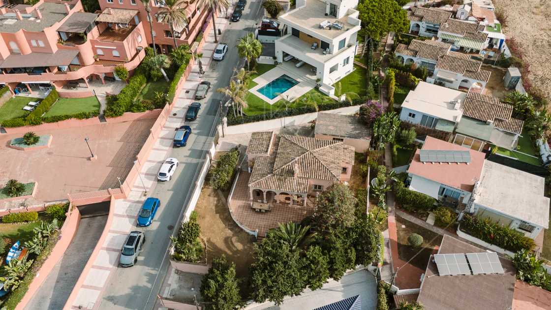 Vilă exclusivistă de vânzare în Marbella Est – Urbanizarea Costa Bella, pe linia a doua față de plajă