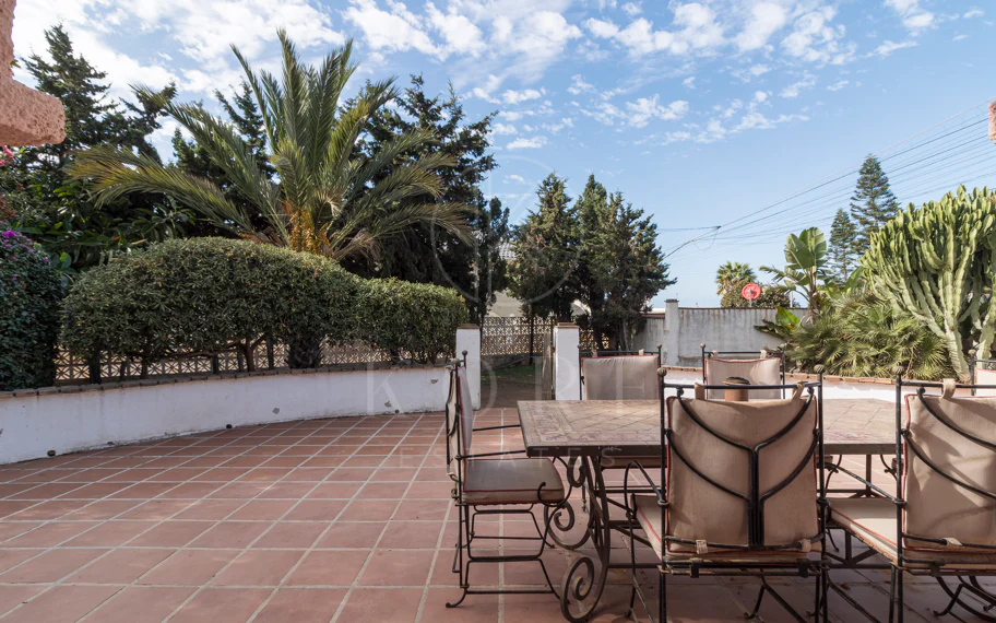 Exclusiva villa en venta en Marbella Este – Urbanización Costabella, segunda línea de playa