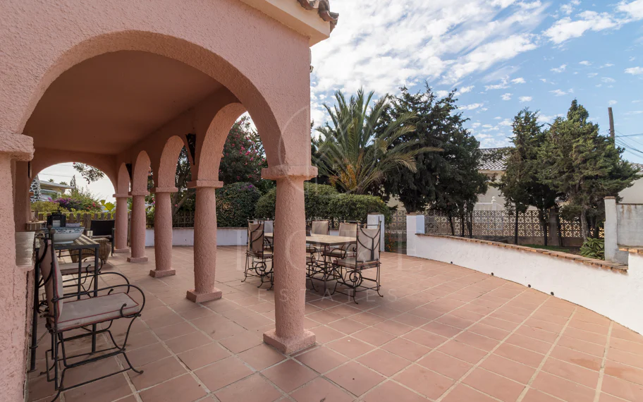 Exclusiva villa en venta en Marbella Este – Urbanización Costabella, segunda línea de playa