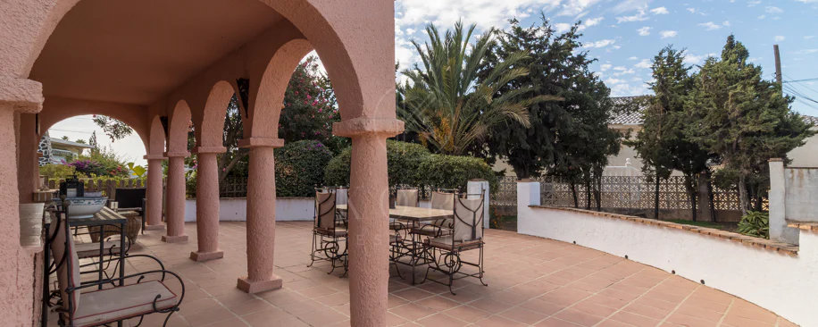 Vilă exclusivistă de vânzare în Marbella Est – Urbanizarea Costa Bella, pe linia a doua față de plajă