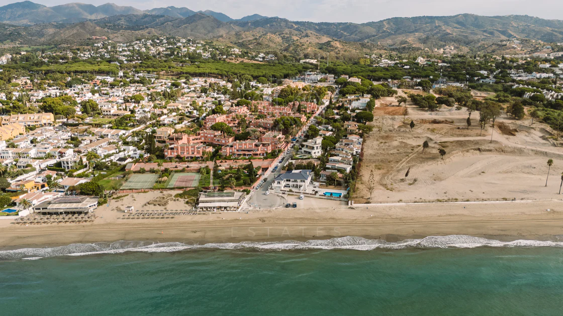 Vilă exclusivistă de vânzare în Marbella Est – Urbanizarea Costa Bella, pe linia a doua față de plajă
