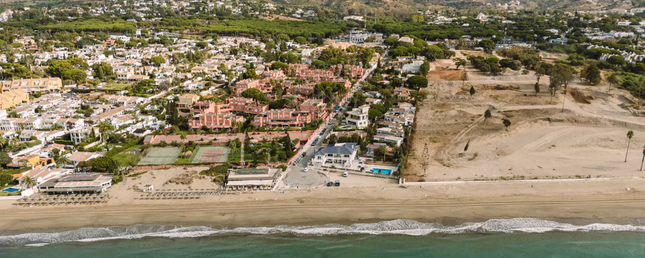 Vilă exclusivistă de vânzare în Marbella Est – Urbanizarea Costa Bella, pe linia a doua față de plajă