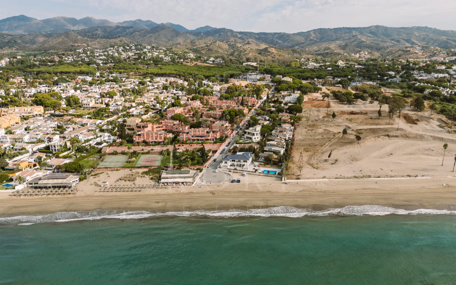 Exclusiva villa en venta en Marbella Este – Urbanización Costabella, segunda línea de playa