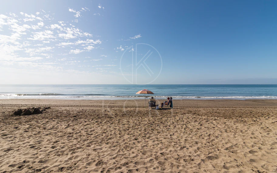 Exclusiva villa en venta en Marbella Este – Urbanización Costabella, segunda línea de playa