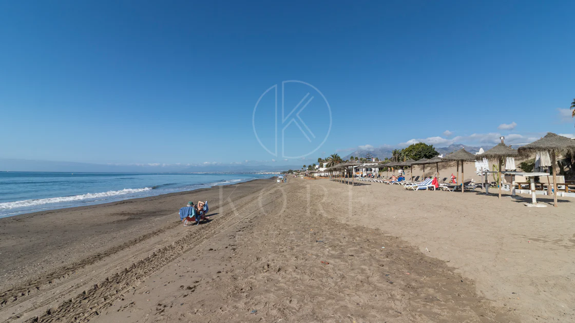 Vilă exclusivistă de vânzare în Marbella Est – Urbanizarea Costa Bella, pe linia a doua față de plajă