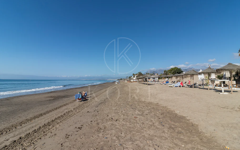 Exclusiva villa en venta en Marbella Este – Urbanización Costabella, segunda línea de playa