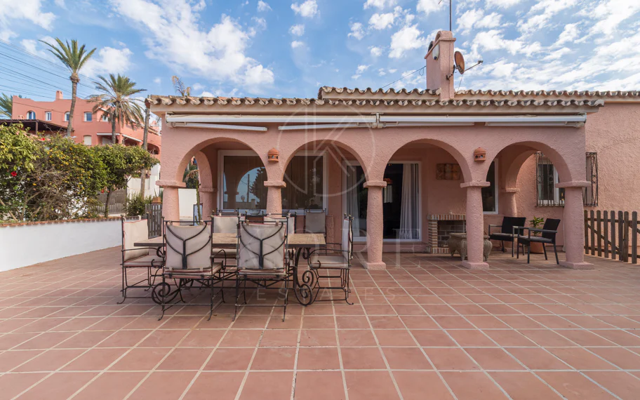 Exclusiva villa en venta en Marbella Este – Urbanización Costabella, segunda línea de playa