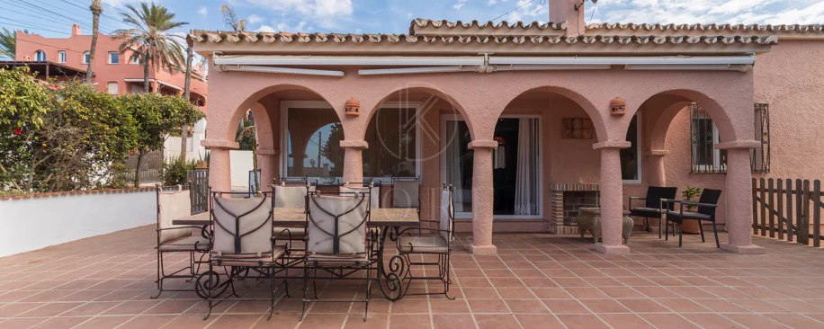 Vilă exclusivistă de vânzare în Marbella Est – Urbanizarea Costa Bella, pe linia a doua față de plajă