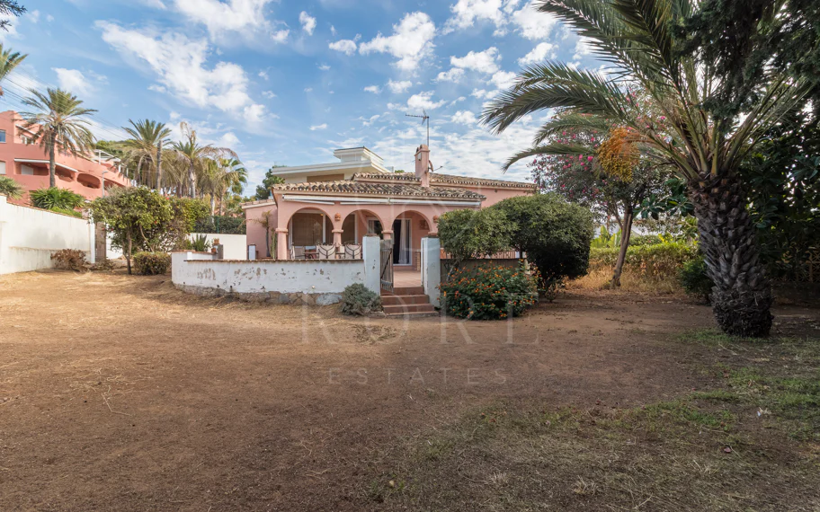 Exclusiva villa en venta en Marbella Este – Urbanización Costabella, segunda línea de playa