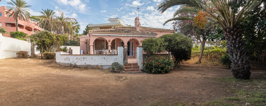 Vilă exclusivistă de vânzare în Marbella Est – Urbanizarea Costa Bella, pe linia a doua față de plajă