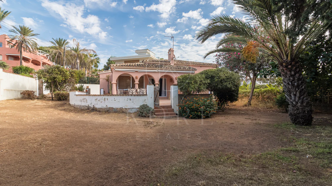Vilă exclusivistă de vânzare în Marbella Est – Urbanizarea Costa Bella, pe linia a doua față de plajă