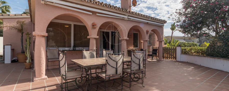 Vilă exclusivistă de vânzare în Marbella Est – Urbanizarea Costa Bella, pe linia a doua față de plajă