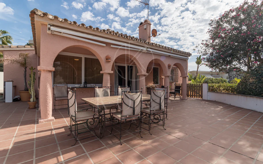 Exclusiva villa en venta en Marbella Este – Urbanización Costabella, segunda línea de playa
