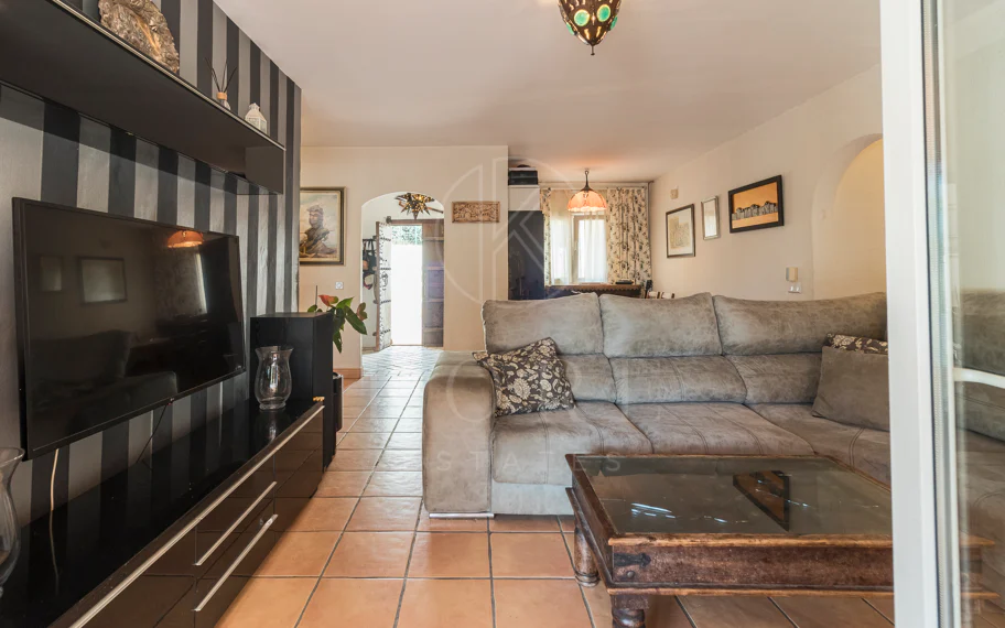 Exclusiva villa en venta en Marbella Este – Urbanización Costabella, segunda línea de playa