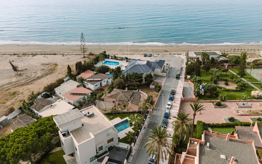 Exclusiva villa en venta en Marbella Este – Urbanización Costabella, segunda línea de playa
