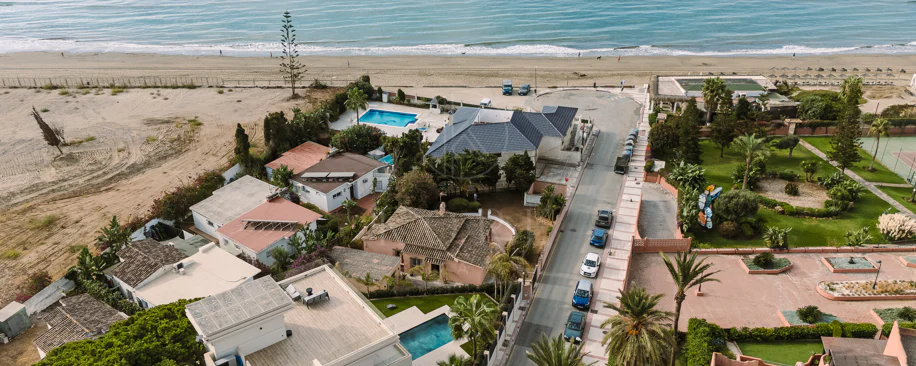 Vilă exclusivistă de vânzare în Marbella Est – Urbanizarea Costa Bella, pe linia a doua față de plajă