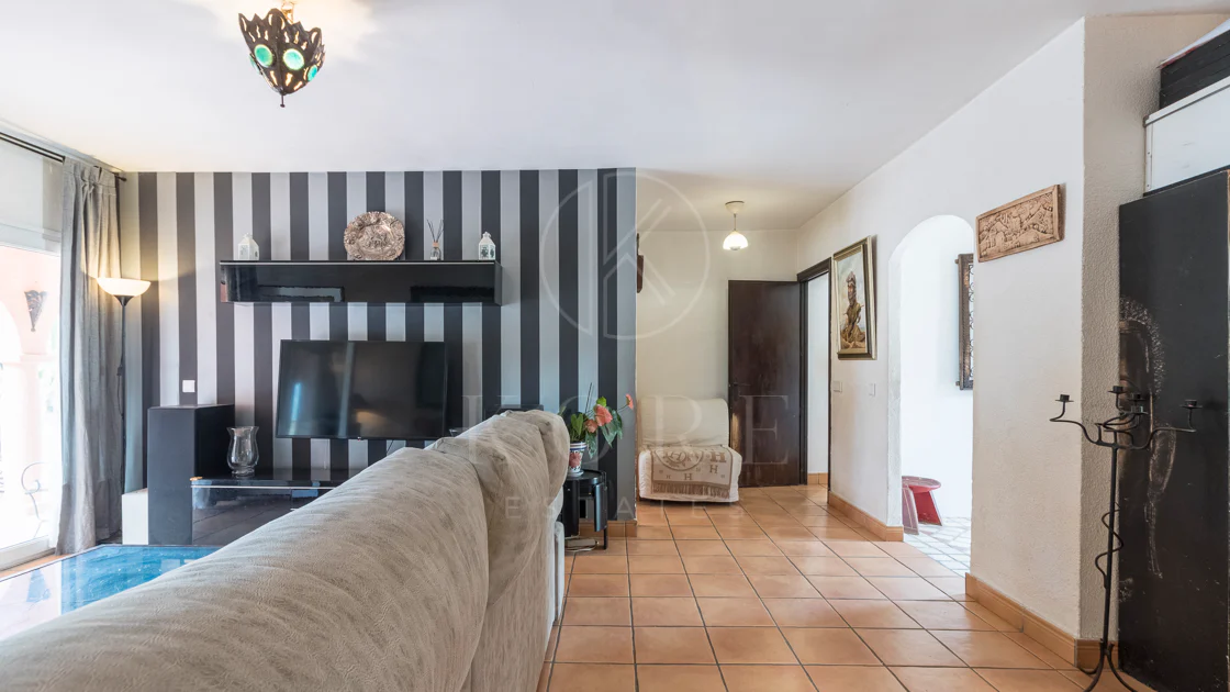 Vilă exclusivistă de vânzare în Marbella Est – Urbanizarea Costa Bella, pe linia a doua față de plajă