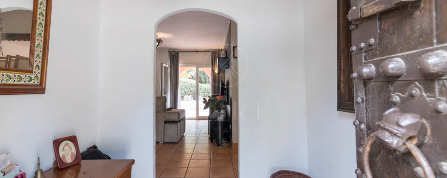 Vilă exclusivistă de vânzare în Marbella Est – Urbanizarea Costa Bella, pe linia a doua față de plajă