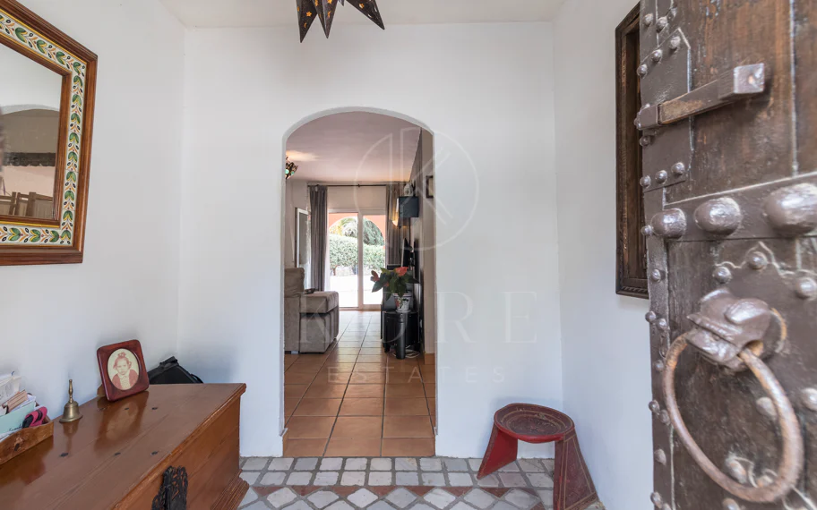 Exclusiva villa en venta en Marbella Este – Urbanización Costabella, segunda línea de playa