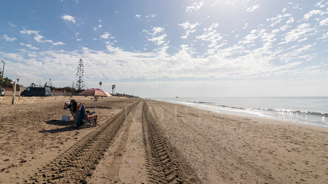 Vilă exclusivistă de vânzare în Marbella Est – Urbanizarea Costa Bella, pe linia a doua față de plajă