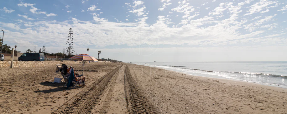 Vilă exclusivistă de vânzare în Marbella Est – Urbanizarea Costa Bella, pe linia a doua față de plajă