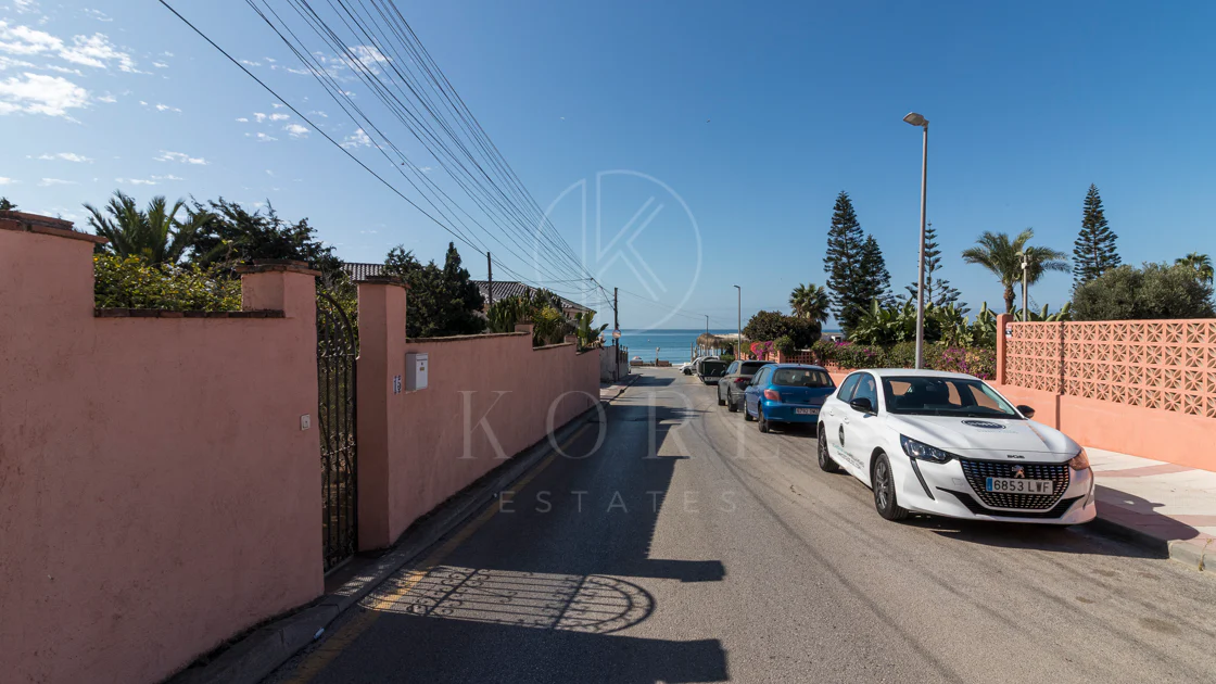 Vilă exclusivistă de vânzare în Marbella Est – Urbanizarea Costa Bella, pe linia a doua față de plajă