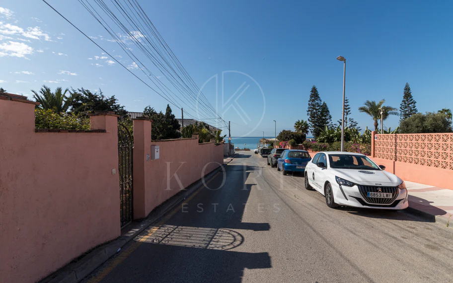Exclusiva villa en venta en Marbella Este – Urbanización Costabella, segunda línea de playa