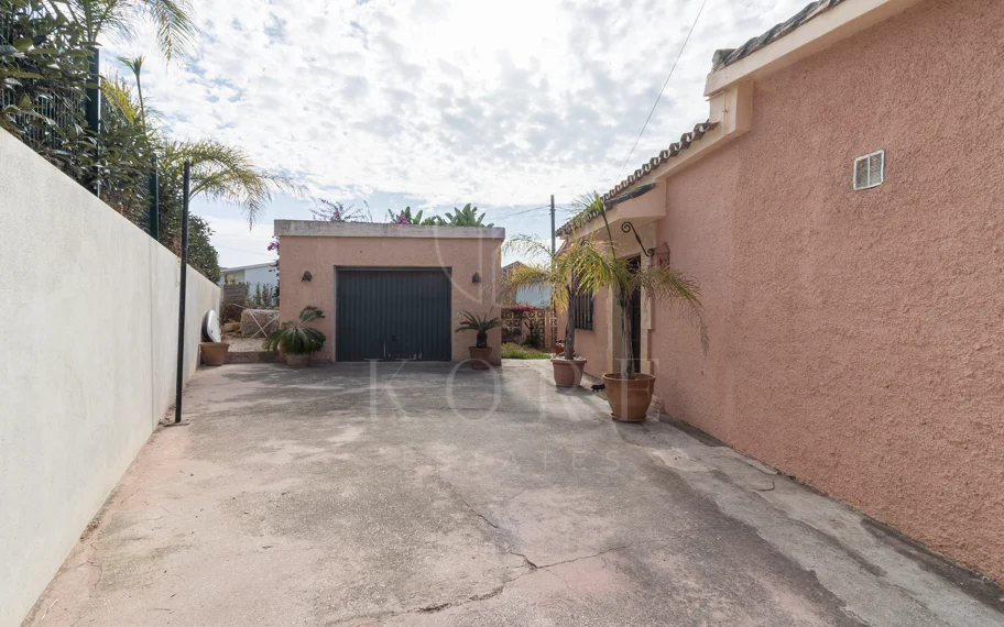 Exclusiva villa en venta en Marbella Este – Urbanización Costabella, segunda línea de playa