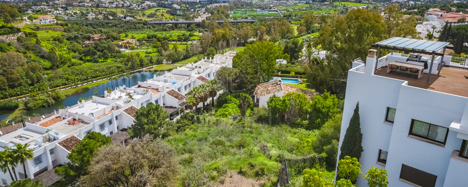 Impresionante parcela con vistas al mar, proyecto y parcela, en El Herrojo, La Quinta, Benahavís