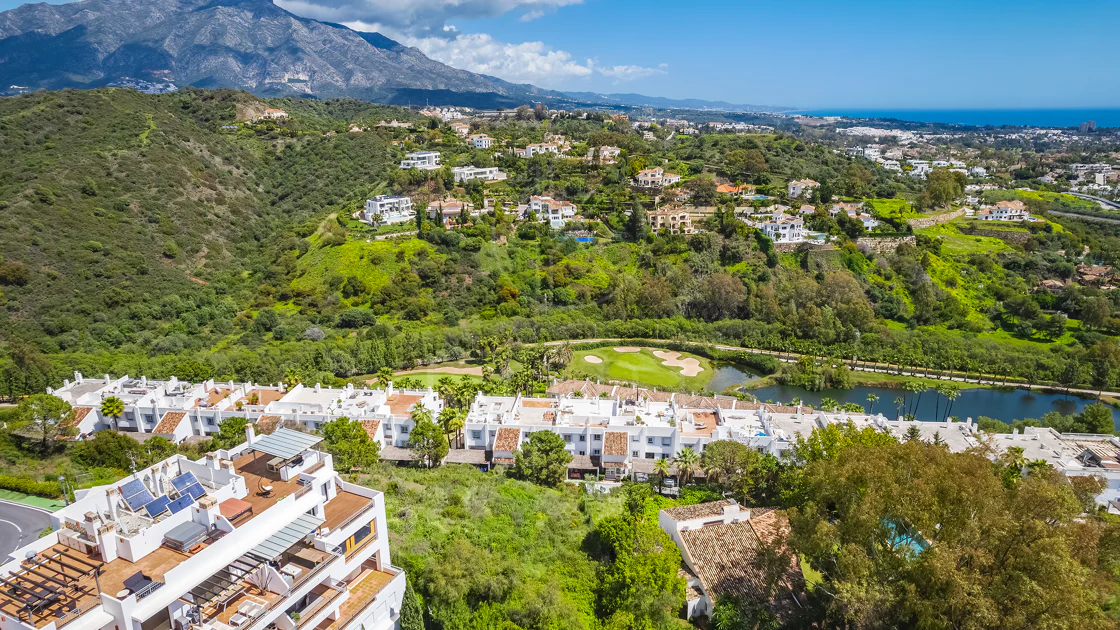 Impresionante parcela con vistas al mar, proyecto y parcela, en El Herrojo, La Quinta, Benahavís