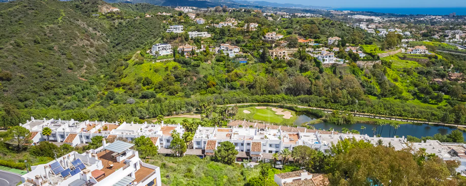Impresionante parcela con vistas al mar, proyecto y parcela, en El Herrojo, La Quinta, Benahavís