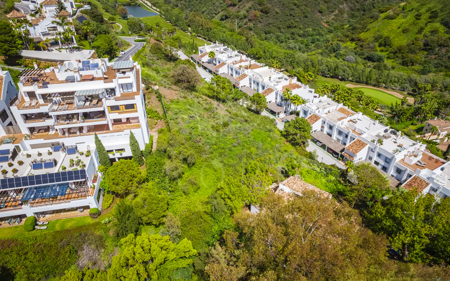 Impresionante parcela con vistas al mar, proyecto y parcela, en El Herrojo, La Quinta, Benahavís