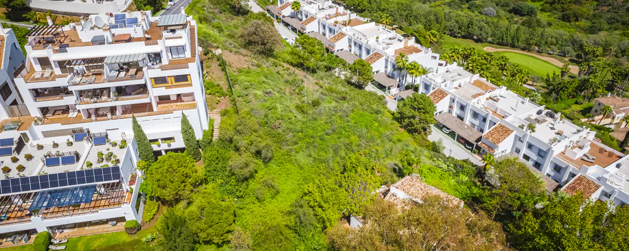 Impresionante parcela con vistas al mar, proyecto y parcela, en El Herrojo, La Quinta, Benahavís