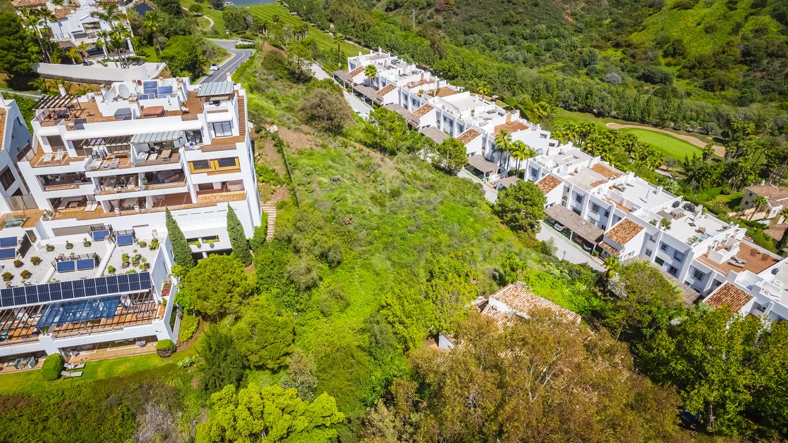 Impresionante parcela con vistas al mar, proyecto y parcela, en El Herrojo, La Quinta, Benahavís