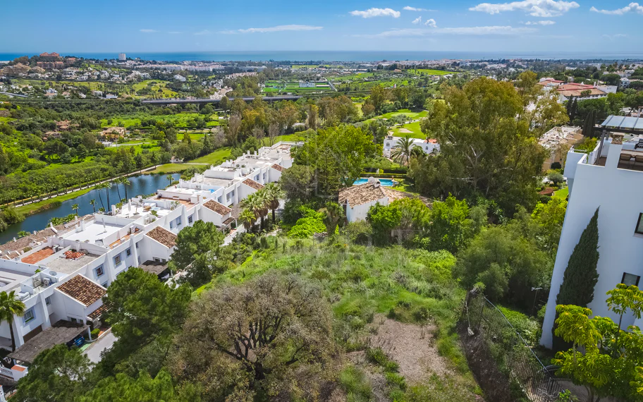 Impresionante parcela con vistas al mar, proyecto y parcela, en El Herrojo, La Quinta, Benahavís