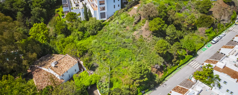 Impresionante parcela con vistas al mar, proyecto y parcela, en El Herrojo, La Quinta, Benahavís